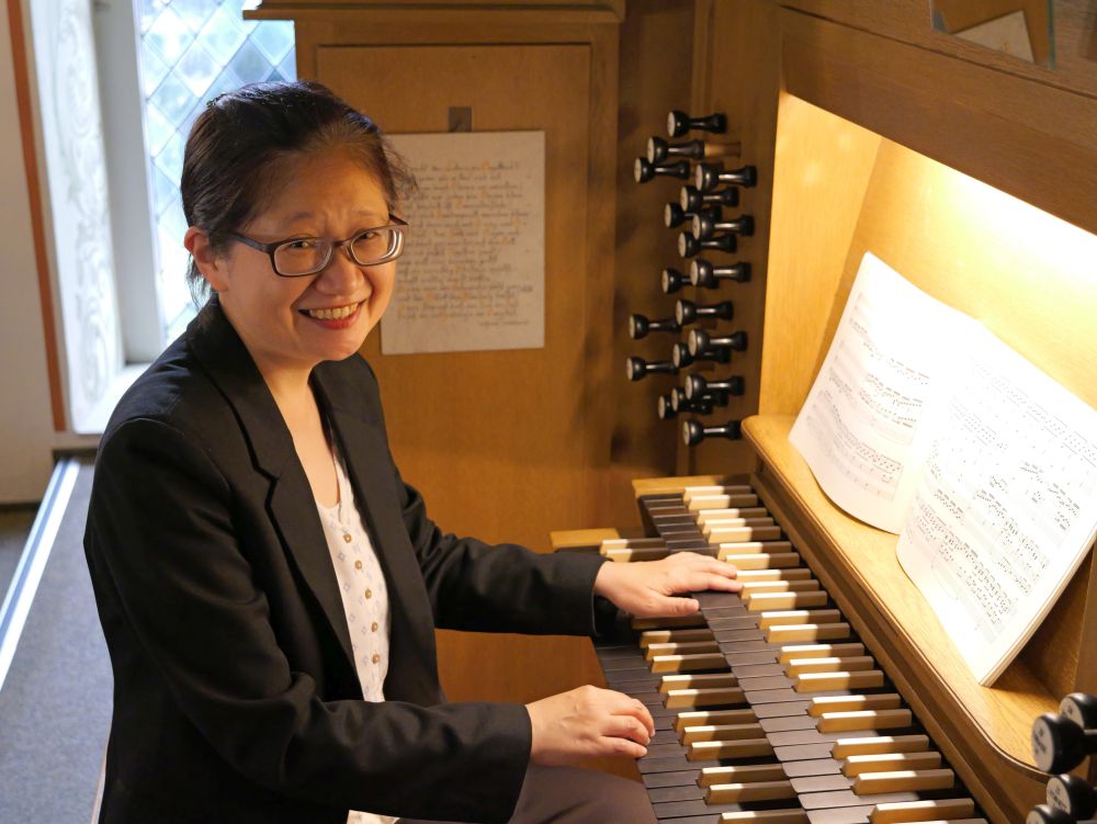 Kantorin sitz vor der Orgel