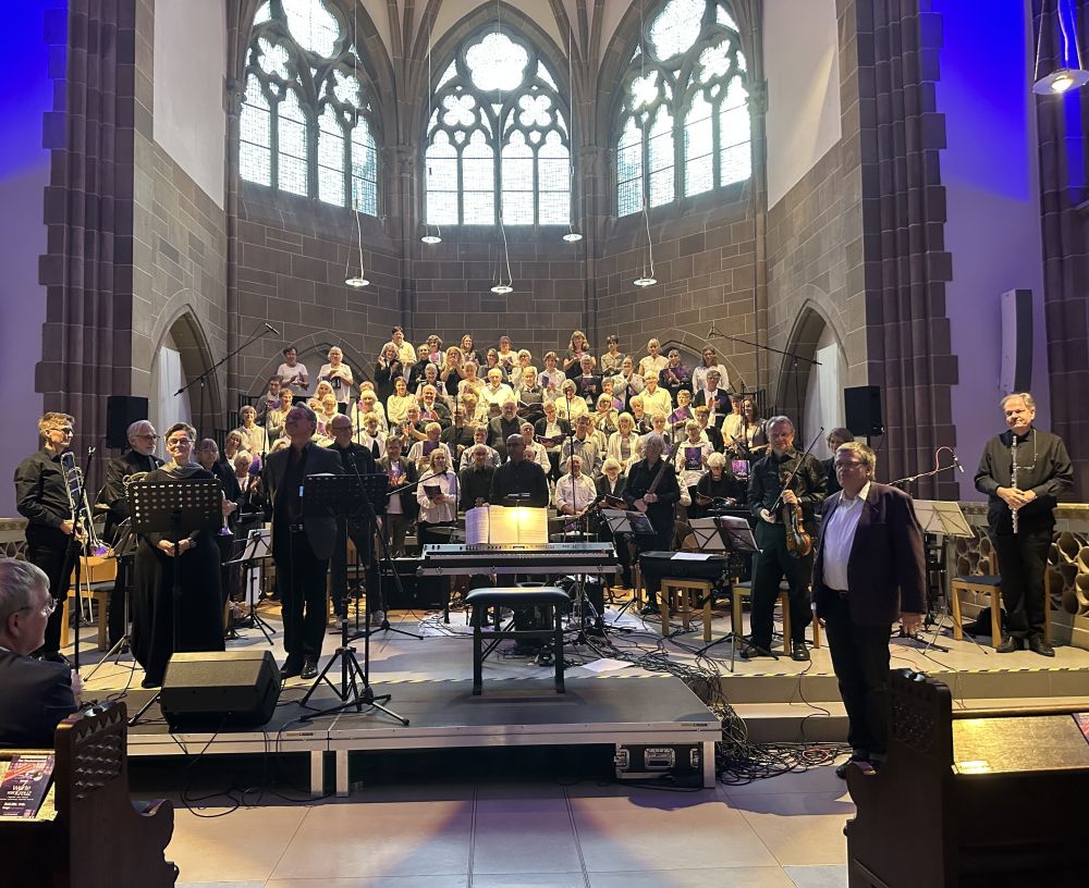 Chor und Orchester im Chorraum der Kirche