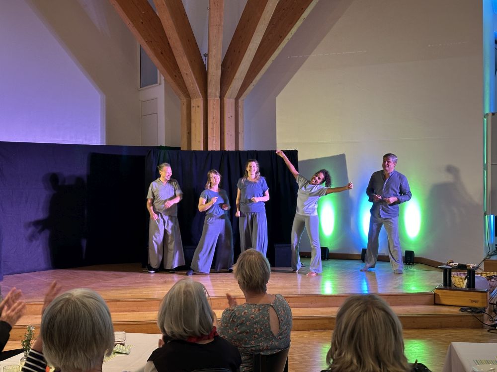 Tanzgruppe aus fünf Personen auf der Bühne